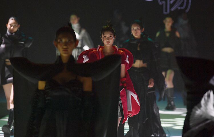 双赢彩票时隔一年 北京服装学院时装周盛大开幕(图2)