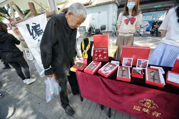 半岛体育什刹海街道举办养老集市 “打包服务”老年居民(图4)