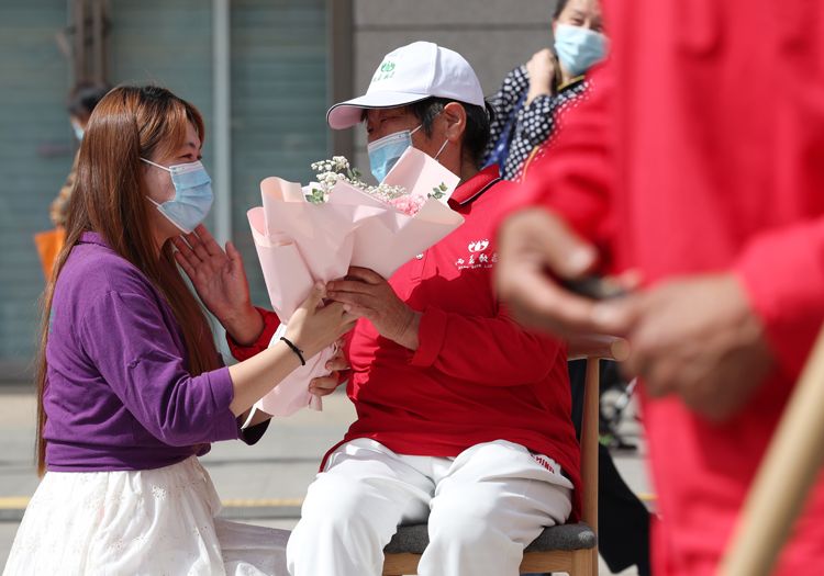 为半岛体育老年人办一场别开生面的“儿童节”(图2)