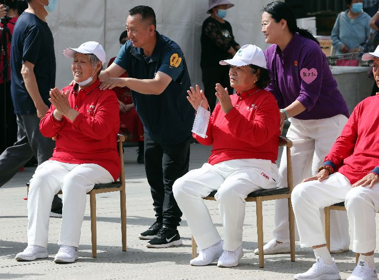 为半岛体育老年人办一场别开生面的“儿童节”(图1)