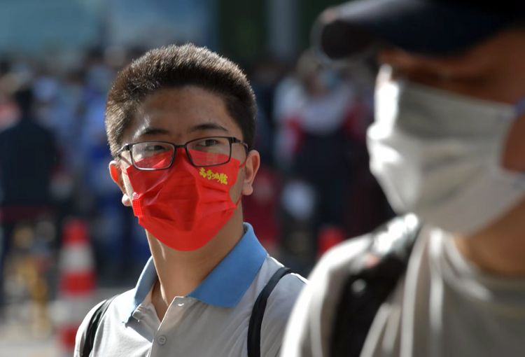6月7日，东直门中学考点，一名男生佩戴“高考必胜”口罩入场。