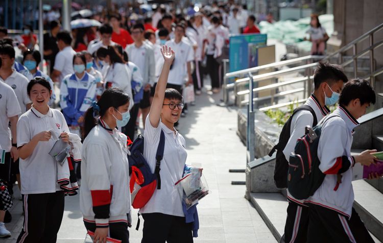 6月7日，北京5.8万余名考生奔赴高考考场。陈经纶中学考点，考生入场前向送考家长和老师挥手致意。