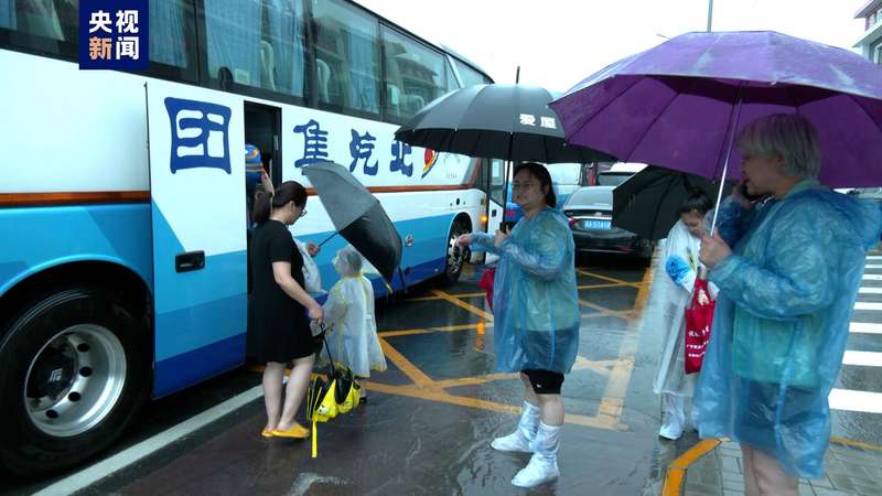 转移安置工作过程中，工作人员为产妇、新生儿等特殊群体提供专车接送等“绿色通道”，专人陪同行动不便的老年人、残疾人等弱势群体，“120”救护车现场保障卧床病人的转移，确保转移安置平稳有序。