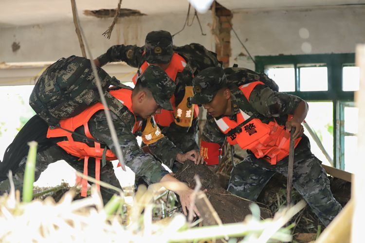 武警吉林总队官兵急赴重灾区搜救转移群众