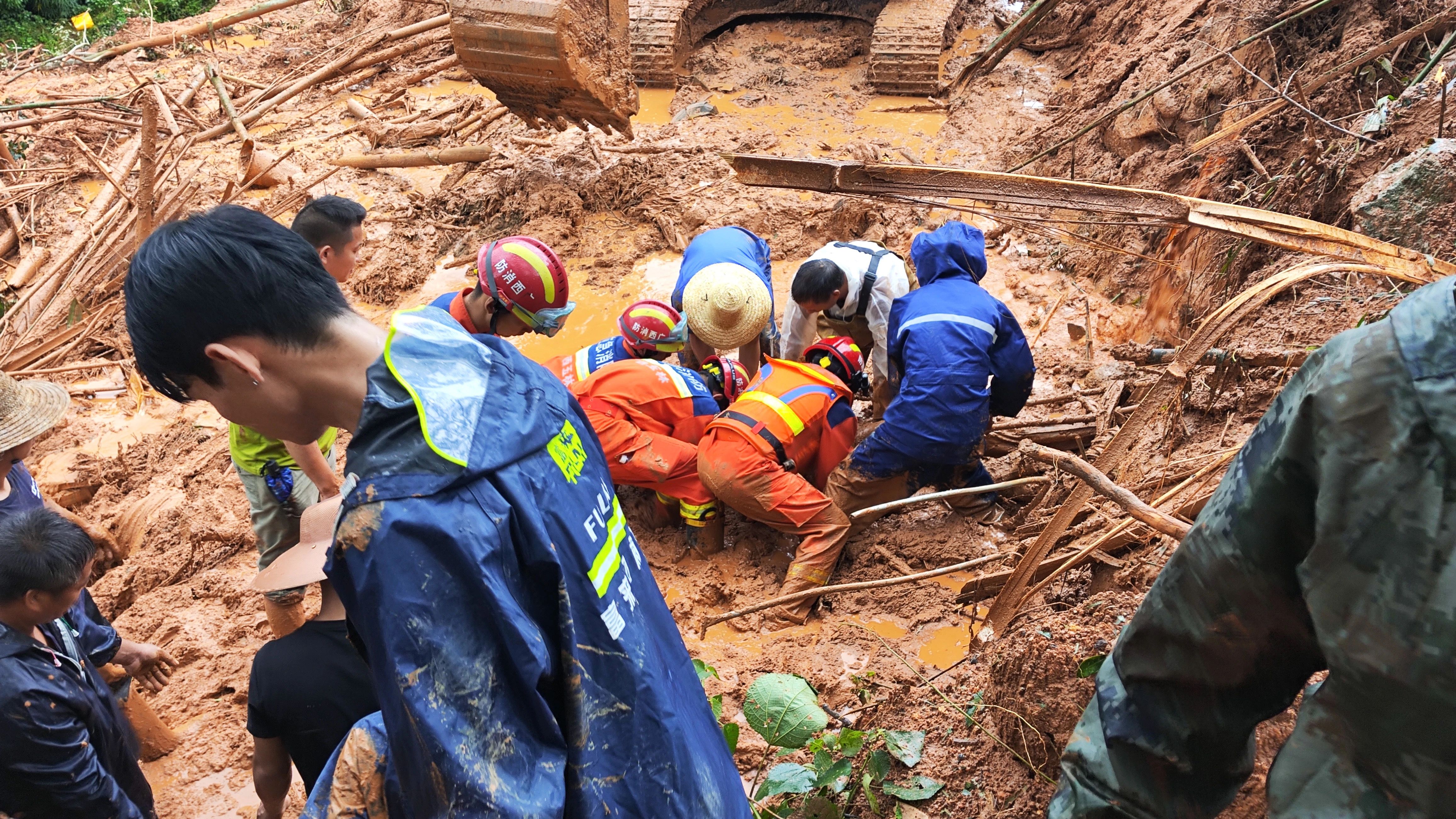 乐鱼app特大暴雨席卷广西玉林：洪水淹没平房房顶山体滑坡致10人遇难(图3)