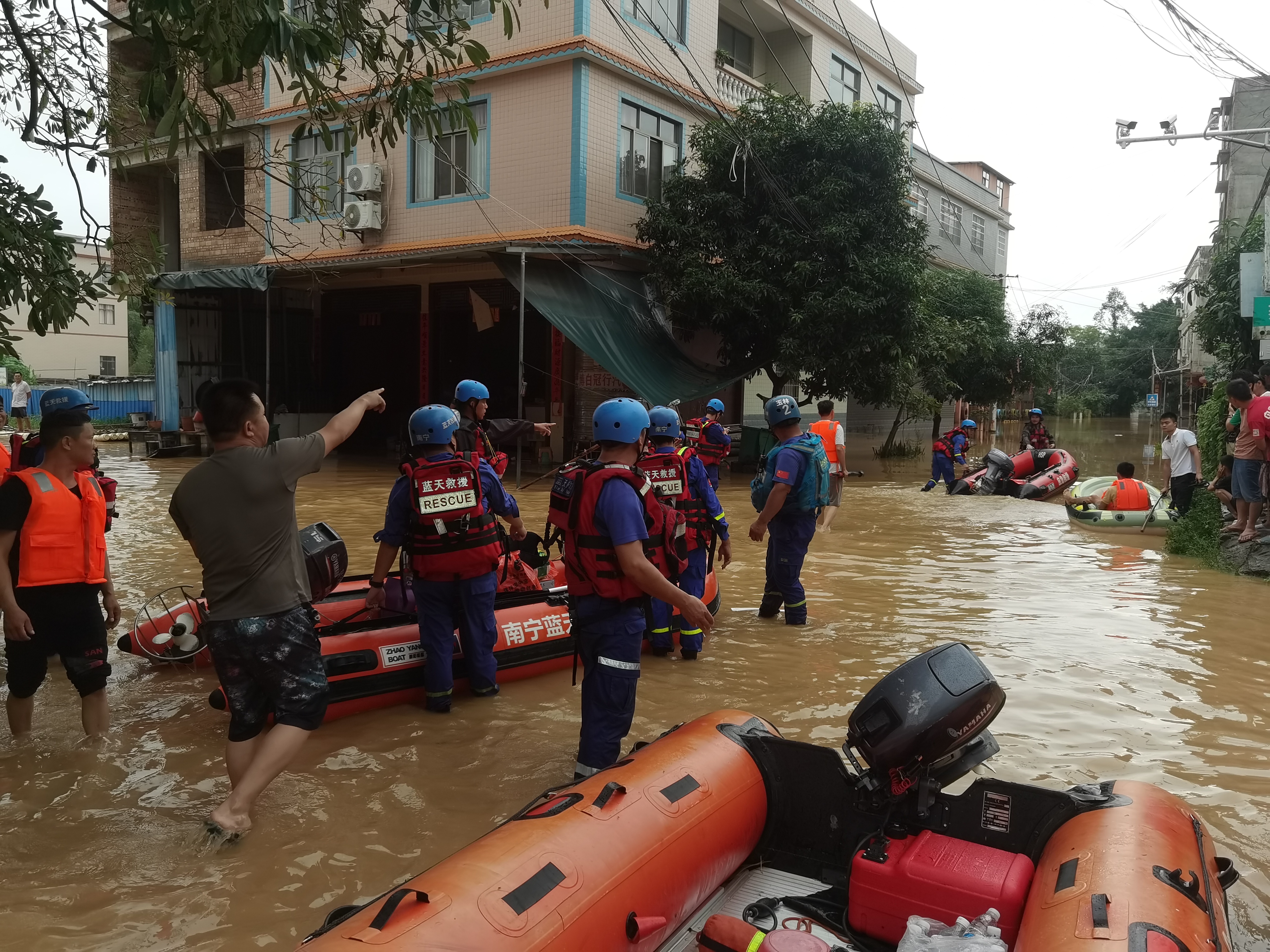 乐鱼app特大暴雨席卷广西玉林：洪水淹没平房房顶山体滑坡致10人遇难(图4)