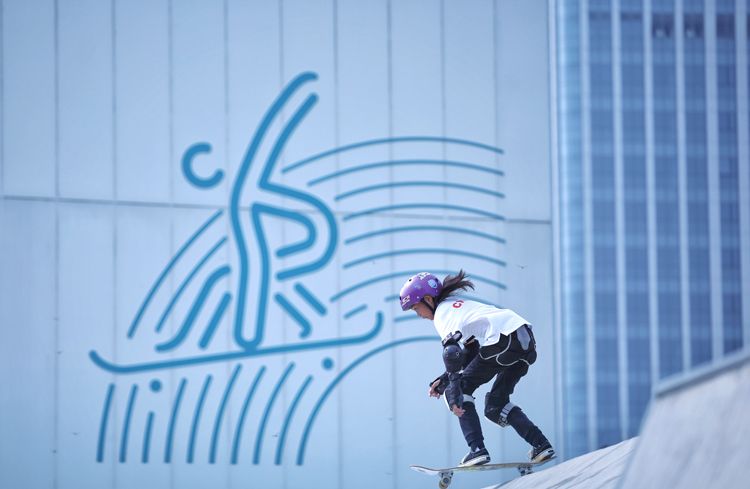 杭州亚运会13岁崔宸曦女子街式滑板夺冠