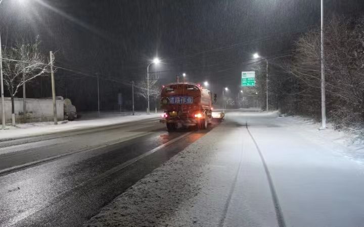 万金体育下载app保障山区降雪后的出行安全房山凌晨持续启动铲雪除冰工作(图1)