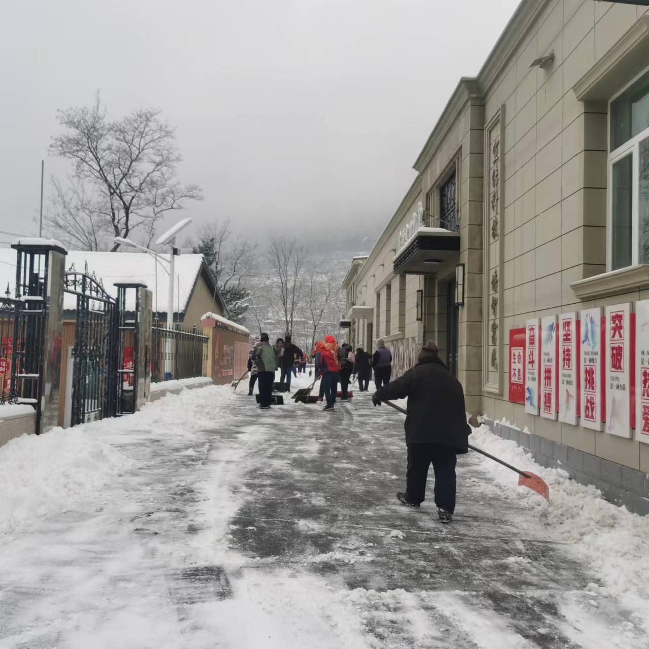 万金体育下载app保障山区降雪后的出行安全房山凌晨持续启动铲雪除冰工作(图2)