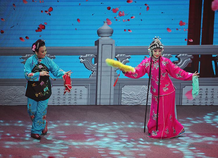 《北京北京,了解一下》等传统民俗文化表演,也有由中央芭蕾舞团