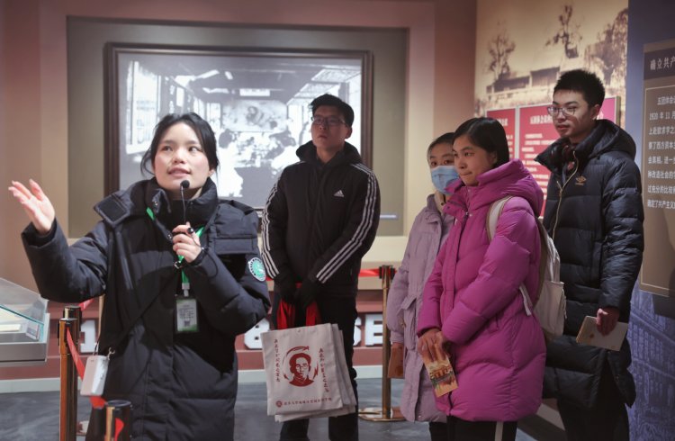 开学第一课北大师生在陶然亭公园开启红色实景课