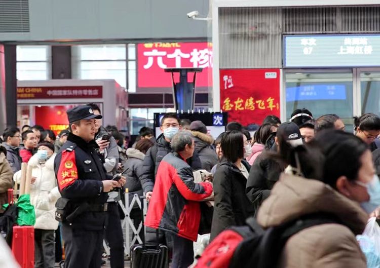 元宵佳节北京铁警加强警力部署保障旅客出行安全