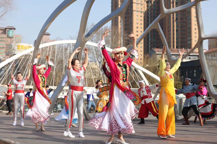 朝阳区百余名舞者齐舞亮马河畔