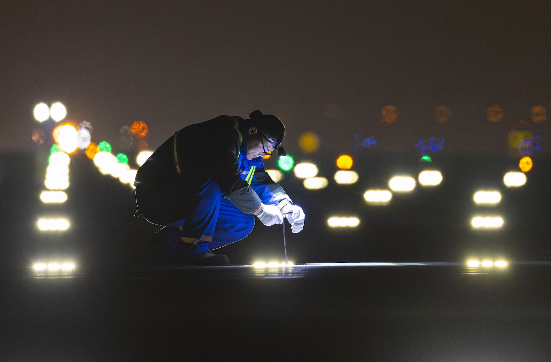 碑林路人掌灯的人图片