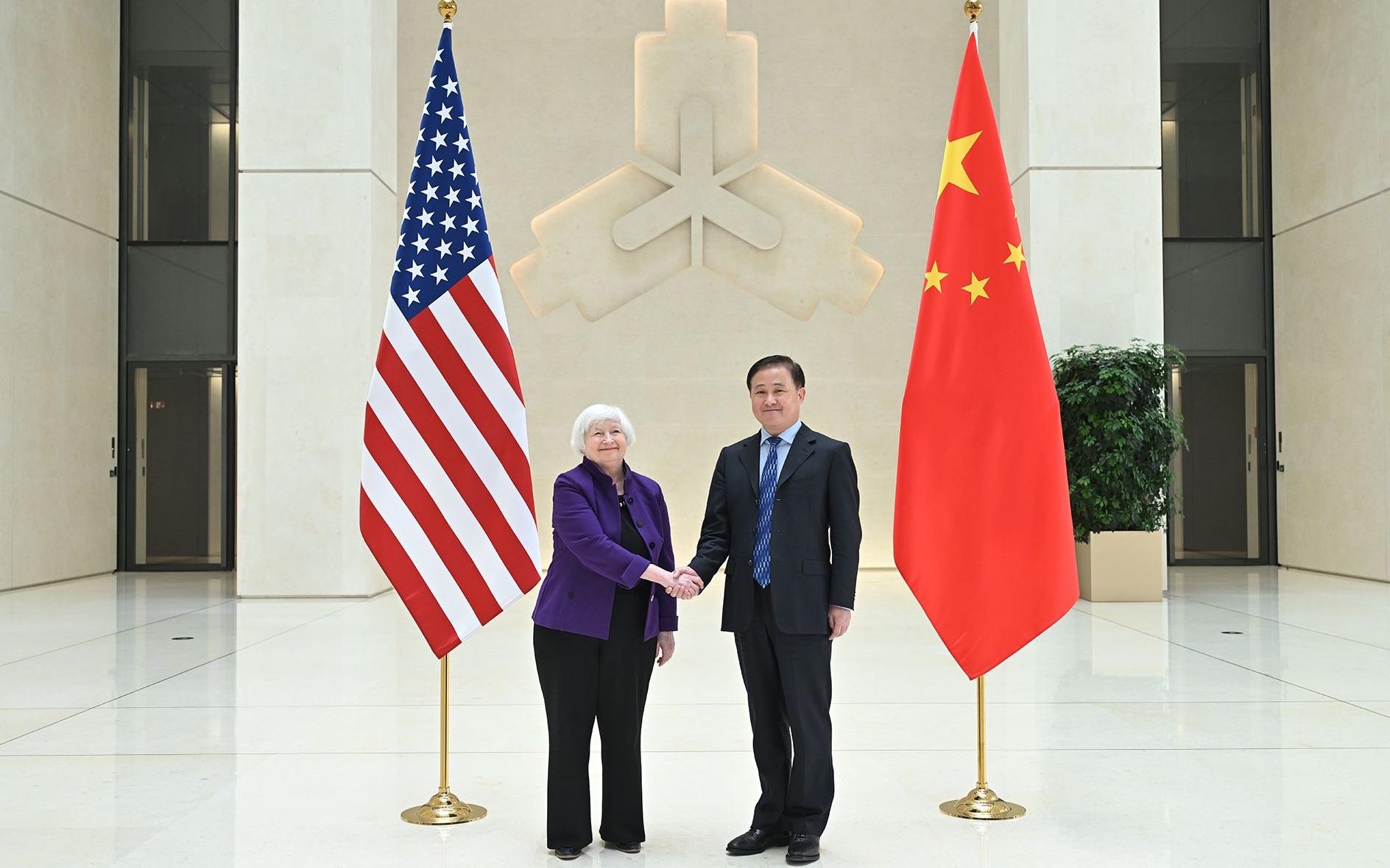 中国人民银行行长潘功胜会见美国财政部长耶伦