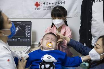 新疆先心病患儿分赴上海、北京接受免费治疗