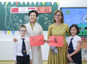 彭丽媛同匈牙利总理欧尔班夫人雷沃伊参观匈中双语学校
