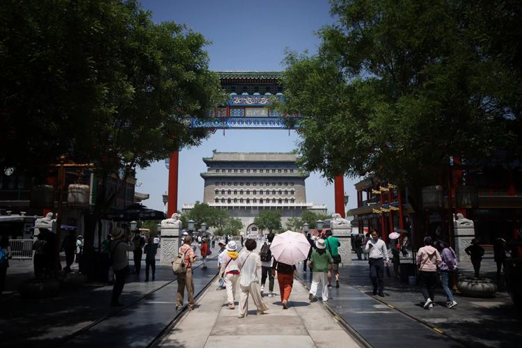 北京前门高温难挡游客热情