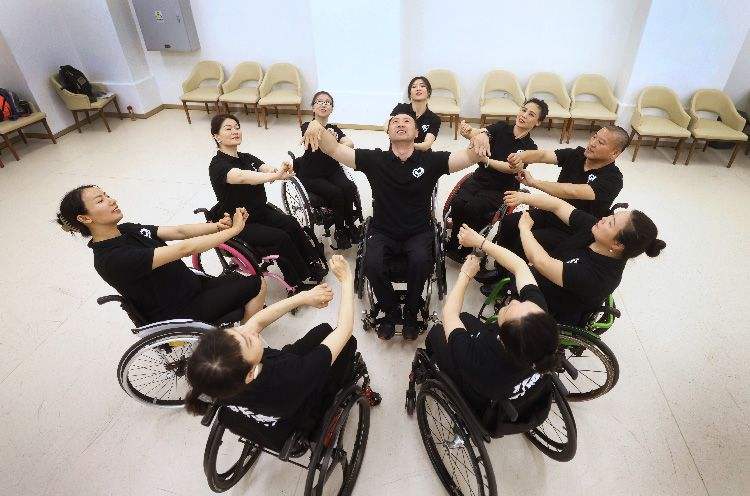 轮椅舞者：舞蹈不坚持我，我也绝不会坚持舞蹈 — 新京报