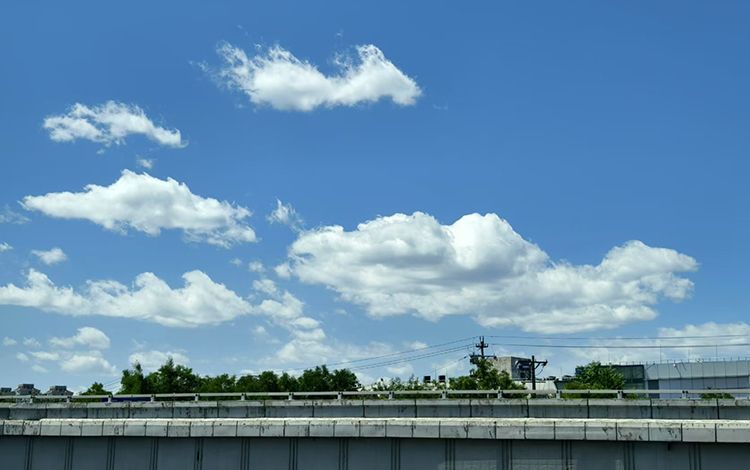 北风强劲,北京蓝天白云"霸屏"