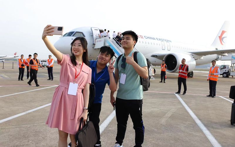 东航c919首次执飞地区商业航线,上海虹桥机场"水门"迎接
