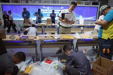 快递小哥比拼“打包鸡蛋” 新业态新就业群体技能大赛启动