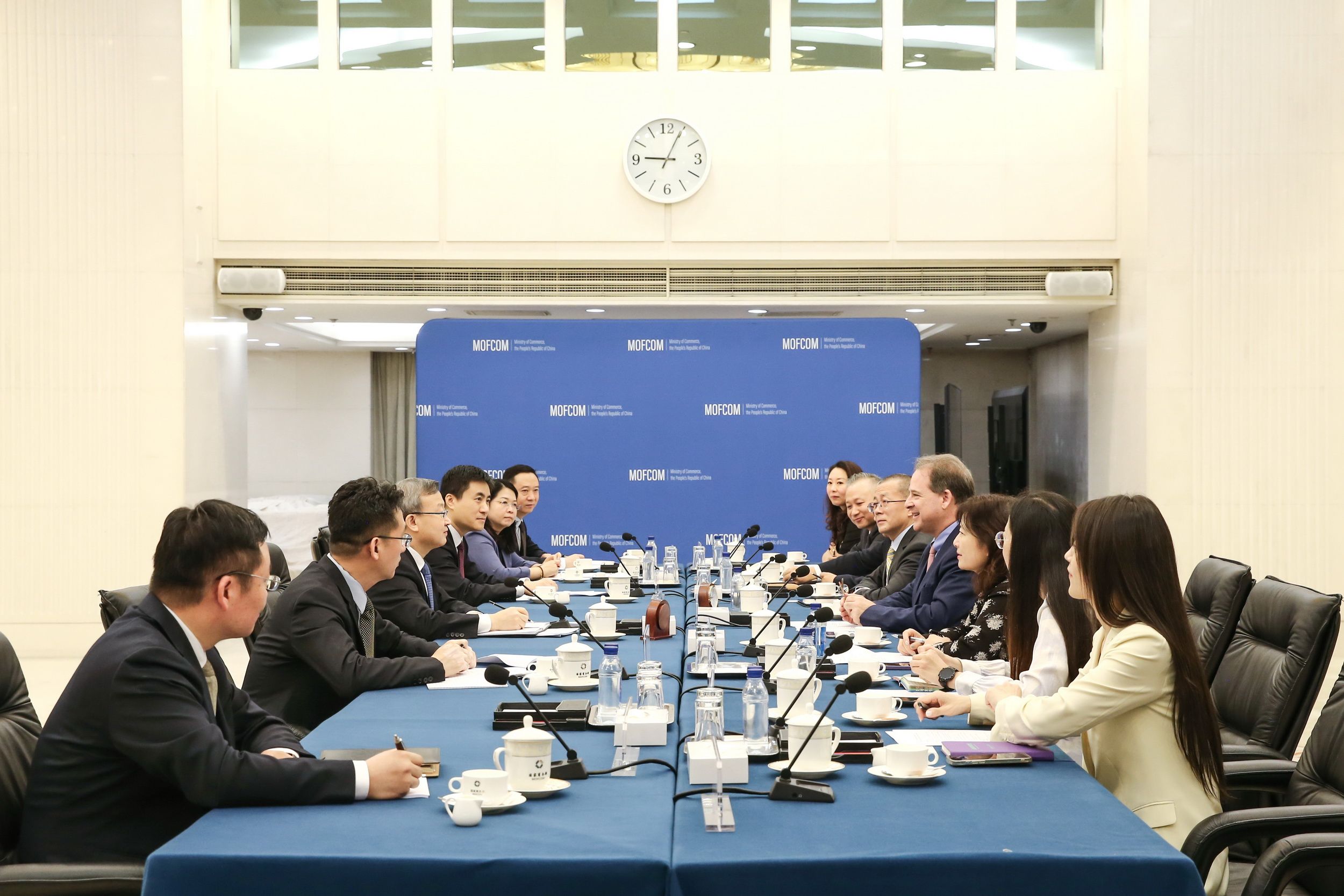 商务部国际贸易谈判代表兼副部长王受文会见中国美国商会董事会代表