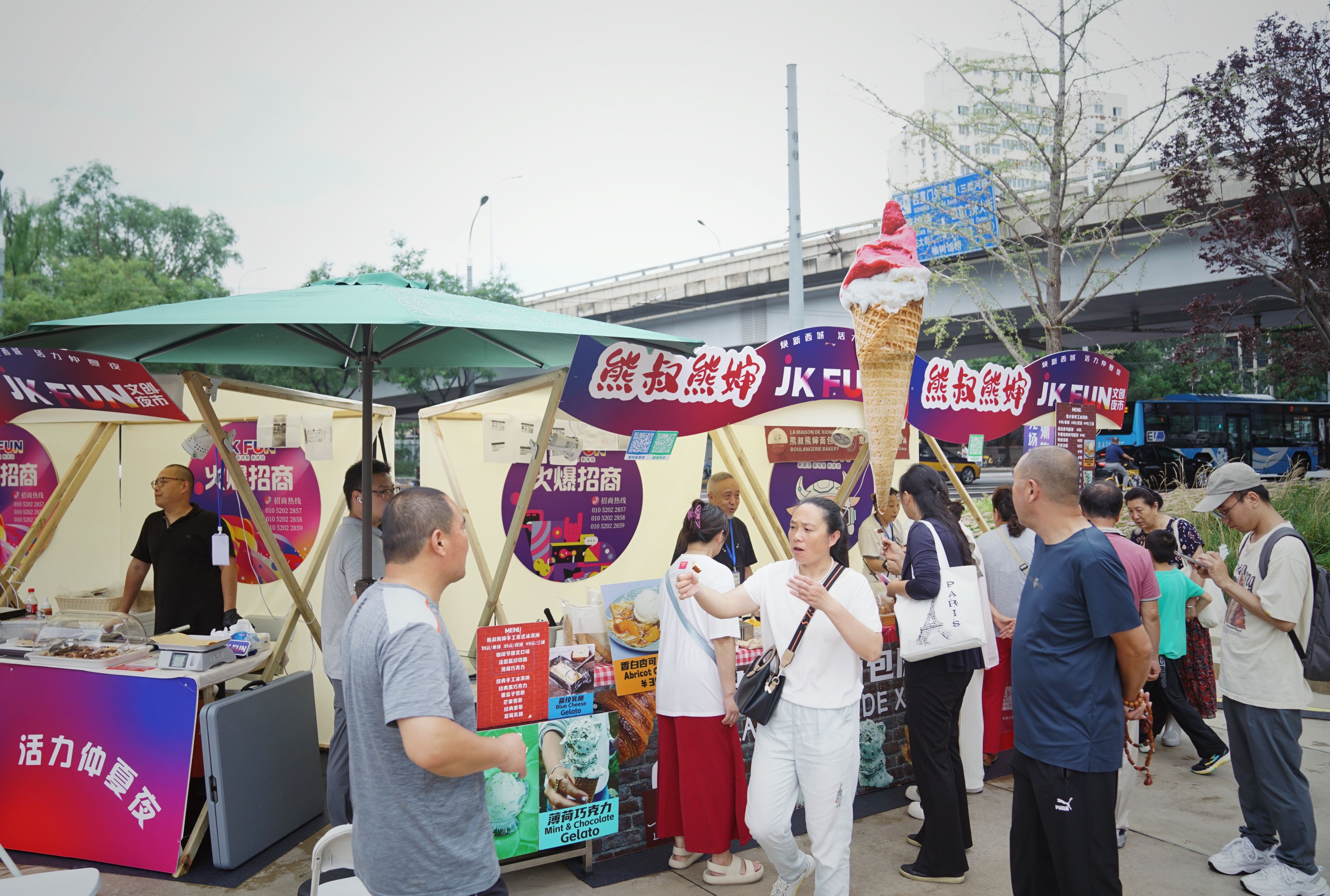 西外广场焕新亮相,西城美食节吸引众多市民