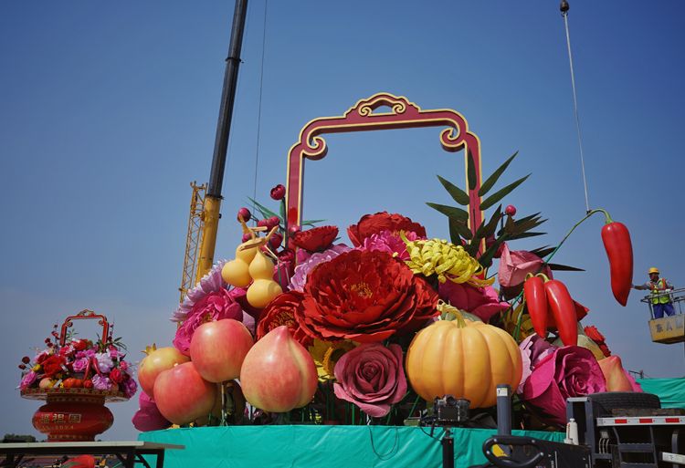 祝福祖国”巨型花篮正在搭建预计26日亮相天安门广场