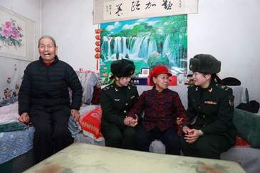 新疆軍區(qū)某團(tuán) “崗位學(xué)雷鋒”：雪域邊關(guān)愛(ài)意流淌