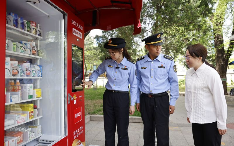 海淀区市场监管局工作人员正在检查。新京报记者 王子诚 摄