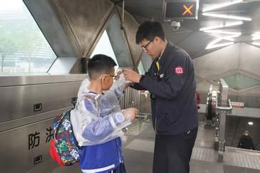 應對今日北京降雨天氣，地鐵將視客流情況加開臨客