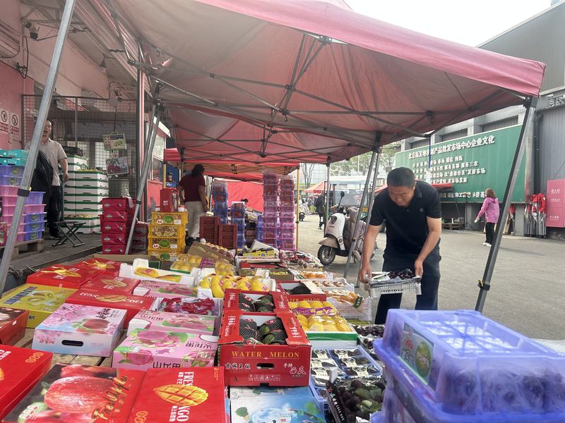 节前应季水果陆续上市，目前杨梅、樱桃、荔枝比较热销。新京报记者 陈琳 摄