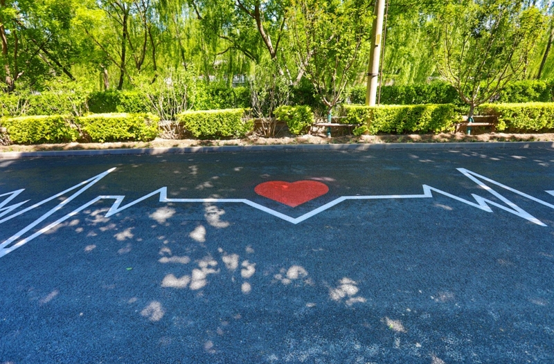 公园内道路上画着心动符号。受访者供图