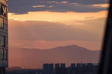 西山暮色熔金