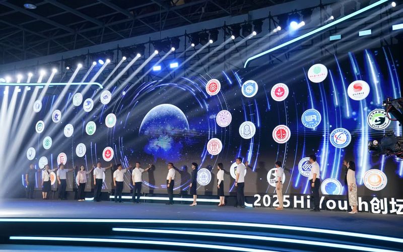 嘉宾共同启动“海淀聚力场·校友集结号”。新京报记者 浦峰 摄