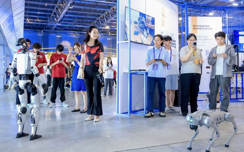 嘉宾在参观大学生毕业成果展。新京报记者 浦峰 摄