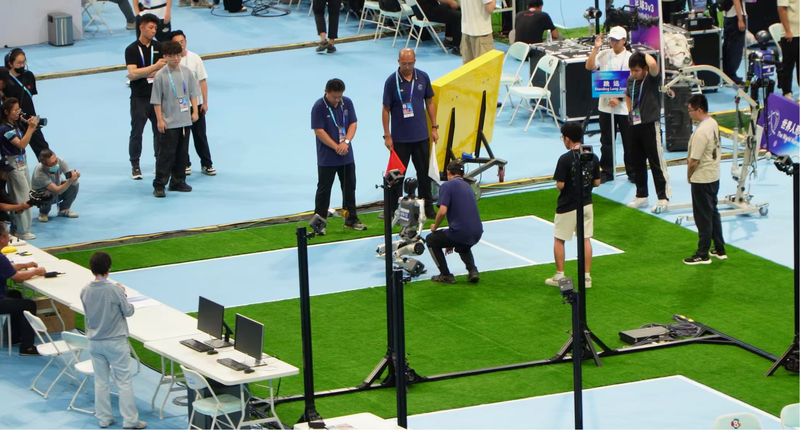 松延動(dòng)力小頑童隊(duì)立定跳遠(yuǎn)奪冠，姜哲源：優(yōu)化了機(jī)器人跳遠(yuǎn)算法 — 新京報(bào)