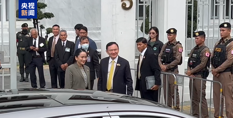 期待讯断 泰国前总理他信携女儿佩通坦现身最高法院 — 新京报