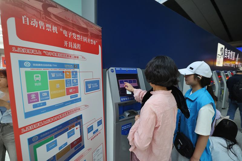 假期首日近90万人乘火车离京,旅客打印之前“纸质票”留念 — 新京报