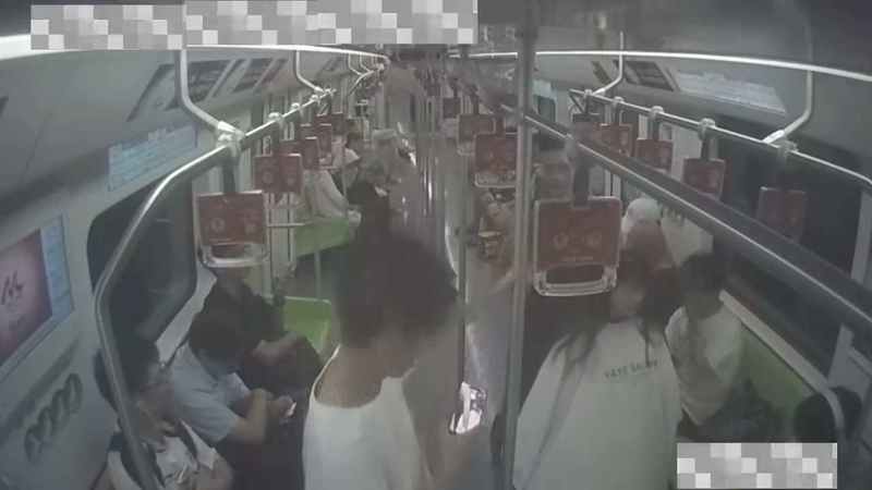 为博眼球在上海地铁车箱摆拍剃头，四名违法职员被行政处分 — 新京报