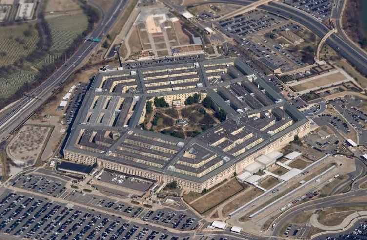 挡风玻璃割裂 美防长飞机在英国临时着落 — 新京报