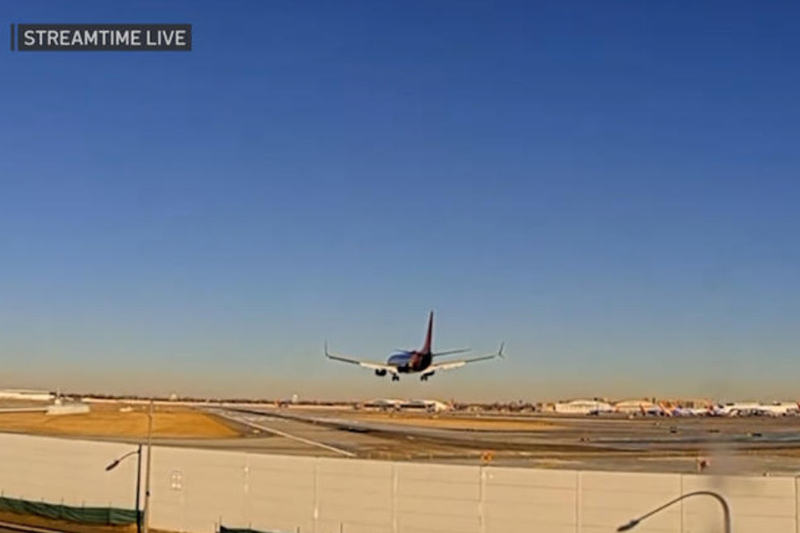 美一客机与直升机多少乎相撞 相关审核正在妨碍 — 新京报