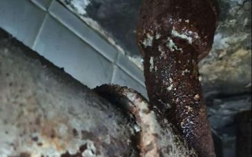 30年鑄鐵管銹跡斑斑，雙槐里小區何時能舊改？丨有事兒@新京報