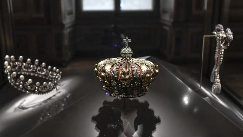 卢浮宫馆长称在劫案中受损的皇冠将修复重展 — 新京报
