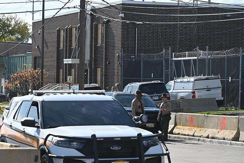 美法官下令释放数百名在移夷易近侵略行动中被捕职员 — 新京报