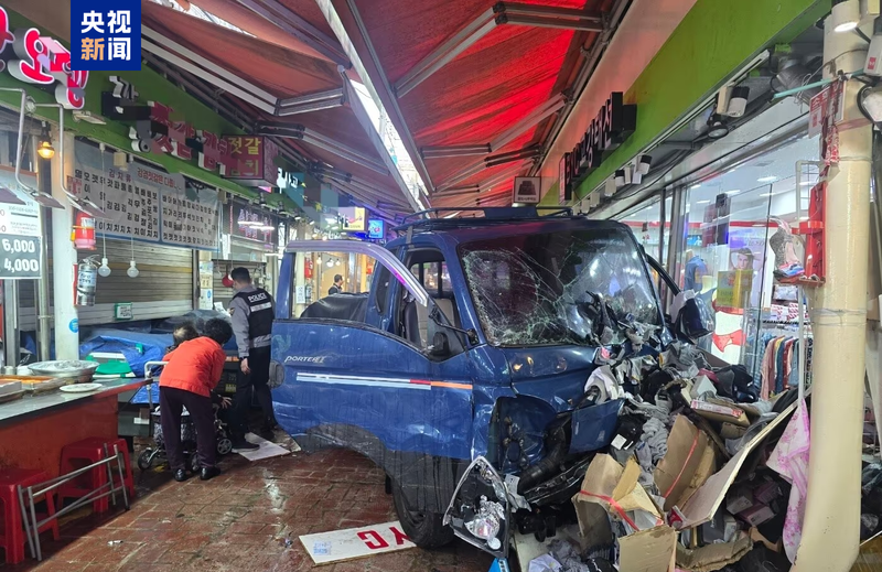 韩国一卡车突入市场 致20人受伤 — 新京报