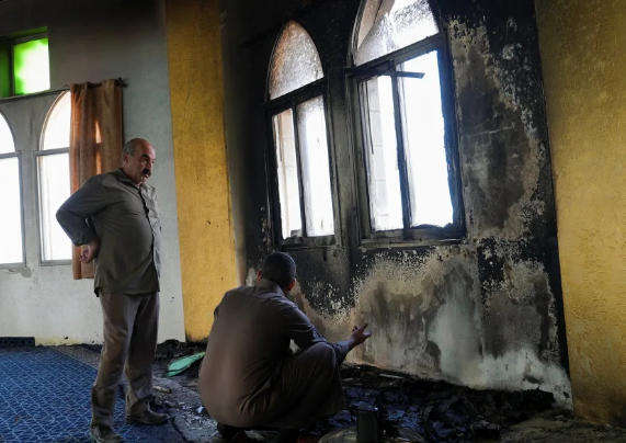 以色列假寓者在约旦河西岸纵火熄灭清真寺 — 新京报