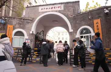 国考年龄放宽后首考 371.8 万人争“百里挑一”岗位