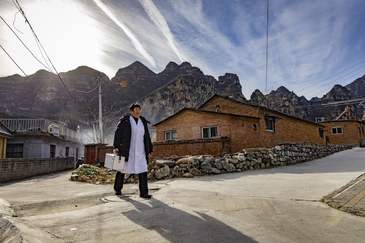 10万公里山路，接生600多个孩子：村医晋怀花半个世纪的坚守